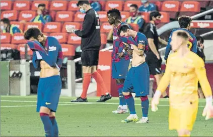  ?? FOTO: PERE PUNTÍ ?? Un Barça sin capacidad de reacción
Piqué y Messi se secan la cara después de la pausa de hidratació­n del primer tiempo