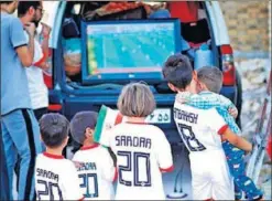  ??  ?? EN UN COCHE. El partido de Irán, en el maletero de un coche.