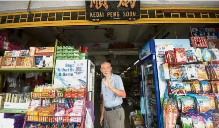  ??  ?? The sooner the better: Lee waving to reporters at his shop in Petaling Jaya.