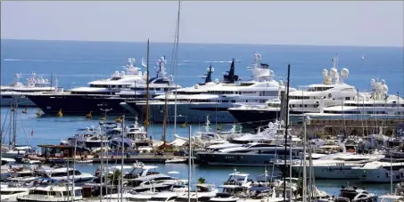  ?? (Ph. P. Lapoirie) ?? La fermeture des frontières empêche aux clients de la grande plaisance de venir accoster sur le quai des milliardai­res à Antibes.