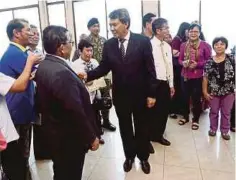  ??  ?? MOHAMAD beramah mesra dengan penerima bantuan kerajaan negeri selepas majlis Mesyuarat EXCO kerajaan negeri di Wisma Negeri.