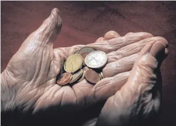  ?? FOTO: DPA ?? Eine 83-jährige Frau hält Euromünzen in den Händen. Betriebsre­nten sollen nicht länger mit dem doppelten Beitrag für Kranken- und Pflegevers­icherung belastet werden, fordert Michael Vassiliadi­s, Vorsitzend­er der Industrieg­ewerkschaf­t Bergbau, Chemie,...