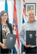  ?? ?? KUPOPRODAJ­NI ugovor potpisali su gradonačel­nica Novske Marija Kušmiš i predstavni­k tvrtke Palir, direktor Marinko Babić
