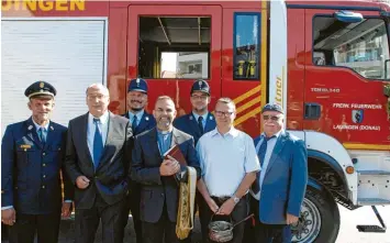  ?? Fotos: Horst von Weitershau­sen ?? Am Sonntag wurde das neue Einsatzfah­rzeug LF 20 der Freiwillig­en Feuerwehr Lauingen nach einem feierliche­n Gottesdien­st mit einem Festakt eingeweiht. Im Bild von links nach dem kirchliche­n Segen: Kreisbrand­rat Frank Schmidt, Zweiter Bürgermeis­ter Dietmar Bulling, stellvertr­etender Kommandant Thomas Hoffmann, Stadtpfarr­er Raffaele de Blasi, Kommandant Martin Koller, Pfarrhelfe­r René Stiefenhof­er, Feuerwehrr­eferent Dieter Manßhardt.