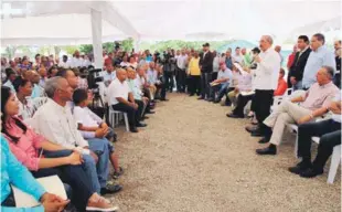  ?? LISTÍN DIARIO ?? Encuentro. El presidente Danilo Medina se reunió con ganaderos y productore­s de los municipios Pedro Corto y Barranca, en San Juan de la Maguana.