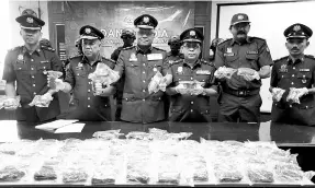  ??  ?? Customs deputy director-general (enforcemen­t and compliance) Datuk Zulkifli Yahya (third, right), showing the seized eramine 5 pills at the Penang Internatio­nal Airport. - Bernama photo