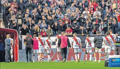  ??  ?? APOYO DE LA AFICIÓN. La grada de Vallecas apoyó a sus jugadores, cabizbajos después de haber empatado con el Huesca.