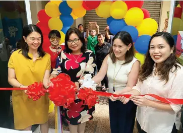  ??  ?? RIBBON cutting with Dr. Karen Alabado-Laurel, Councilor Joselle Villafuert­e, Dr. Rina Angeles, Councilor Cheche Justol