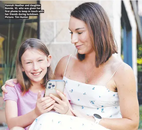  ?? ?? Hannah Heather and daughter Bonnie, 10, who was given her first phone to keep in touch with her friends during lockdown. Picture: Tim Hunter.