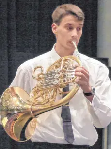  ?? FOTO: ADDICKS ?? Der Ungar Máté Borbiró ist neuer Master of Music und hat seine Abschlussp­rüfung am Horn im Konzertsaa­l der Musikhochs­chule Trossingen abgelegt.