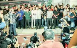  ??  ?? Members of the Pemantau Malaysia Baru group at the MACC headquarte­rs last night.