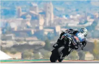  ?? EFE ?? El piloto español Maverick Viñales en el circuito de Alcañiz, prueba del Mundial de Motociclis­mo ofrecida por TVE.