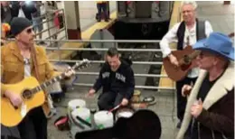  ??  ?? En el subte de Nueva York, promociona­ndo el disco “The songs of innocence”.