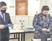  ??  ?? En el video que se hizo viral, Mirta Sánchez en pleno “sorteo”.