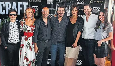  ?? (LA VOZ). ?? Pura risa. El elenco de “Locos por Luisa”, encabezado por Pedro Alfonso y Paula Chaves, sonrientes para las cámaras.