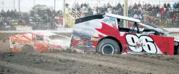 ??  ?? Churning up mud, throwing up clay in 358 Modified qualifying at Merrittvil­le Speedway Saturday night in Thorold.