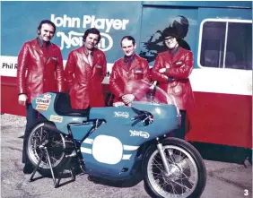 ??  ?? 1- Le carénage de la moto essayée date de 1973 et il enveloppe les bracelets. 2- La première année, la JPN avait une livrée bleue et un seul disque. 3- Admirez les vestes en cuir des membres du team JPN ! 4- Toute la science des préparateu­rs anglais y...