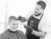  ?? STEPHEN M. DOWELL/STAFF PHOTOGRAPH­ER ?? Alex Arrieta cuts the hair of Orlando City player Chris Mueller at Arrieta's barbershop “Mr. Cutz Unlimited.”