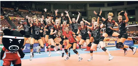  ?? FOTO: DPA ?? Die deutschen Nationalsp­ielerinnen jubeln nach ihrem 3:2Sieg neben dem japanische­n WM-Maskottche­n.