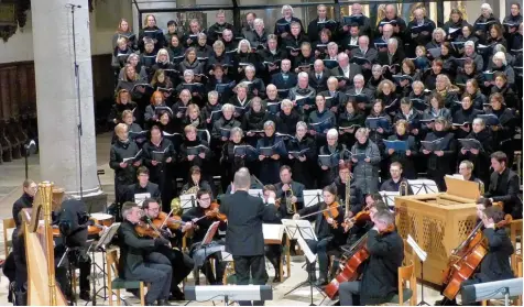  ?? Foto: Ernst Mayer ?? Udo Knauer führte mit dem großen Chor der Kantorei St. Georg, Nördlingen, Werke des französisc­hen Spätromant­ikers Gabriel Fauré und des zeitgenöss­ischen Engländers John Rutter auf. Das Bachorches­ter Oettingen, die Gesangssol­isten Julia Küßwetter und...