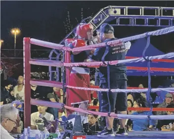  ?? FOTO CORTESÍA ?? DIAZ ASISTIENDO en la esquina a uno de los boxeadores de YFA durante reciente evento en El