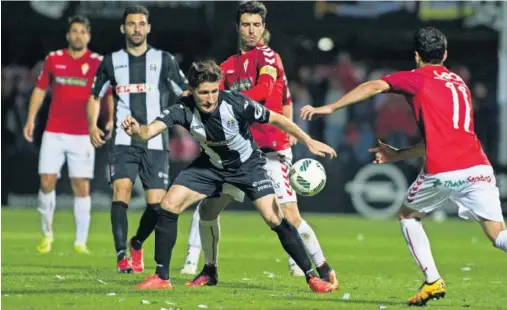  ??  ?? GRAN MOMENTO. Cartagena y Real Murcia, son los equipos más en forma del Grupo IV, según el director general albinegro Manolo Breis.