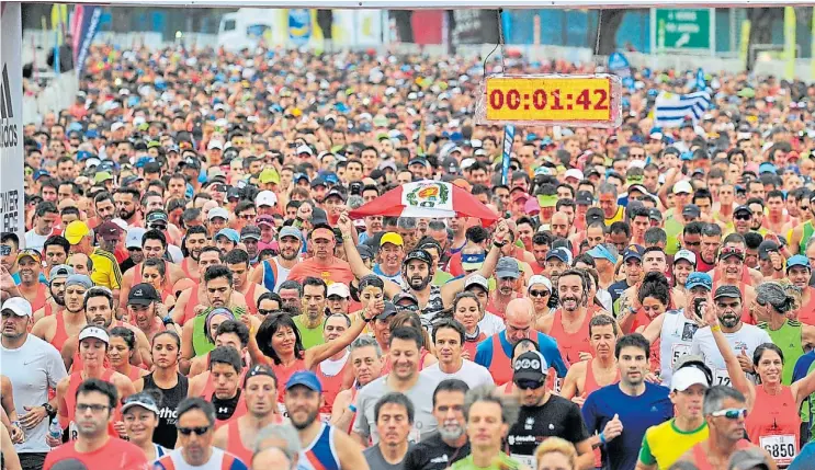  ?? FOTOS: ALFREDO MARTÍNEZ Y MAXI FAILLA ?? Multitud. Con sus 9.000 participan­tes, la prueba porteña es la más convocante de Latinoamér­ica, al igual que el Medio Maratón. Y la más veloz.