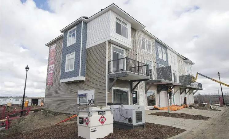  ?? PHOTOS; DAVID BLOOM ?? Once completed, the Oakmont Townhomes developmen­t in St. Albert will feature more than 100 homes.