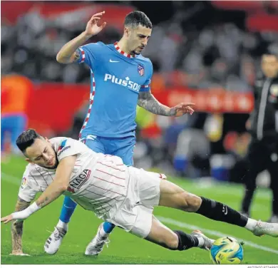  ?? ANTONIO PIZARRO ?? Lucas Ocampos es presionado por Hermoso en un lance del partido.