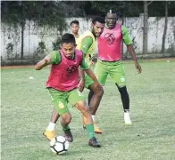  ?? WAHYU ANDINIA/JAWA POS ?? PINDAH VENUE: Wahyu Subo Seto dalam sesi latihan Bhayangkar­a FC di lapangan Polda Jatim kemarin sore WIB (3/4).