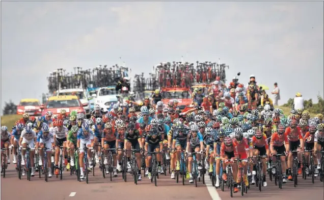  ??  ?? AGRUPADOS. El pelotón afrontó otra larga etapa de 213 km con calor y algo de viento que al final se decidió en una ajustadísi­ma llegada al sprint.