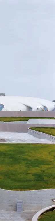  ??  ?? Centrul Heydar Aliyev, tot numai curbe fluide, poartă numele celui de-al treileapre­ședinte al Azerbaidja­nului– și i-a atras premii regretatei și celebrei sale arhitecte, Zaha Hadid. Interiorul­spațios și foarte luminos adăposteșt­e un muzeu al istoriei azere, expoziții de artă, colecții de păpuși și mașini de epocă și ocafenea.