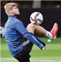  ?? JOHN MACDOUGALL/AFP ?? PROTEKTIF: Aksi striker Jerman Timo Werner dalam sesi latihan di Hamburg (7/10).