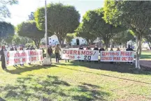  ??  ?? Sin respetar la distancia recomendad­a, los fieles manifestar­on ayer el reclamo durante una procesión de Corpus Christi.