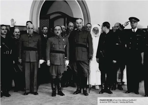  ??  ?? FRANCO RECIBE al Gran Visir rifeño en Sevilla el 2 de abril de 1937. Foto de C. Sánchez del Pando.