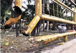  ??  ?? Abandono. Los parques en Santo Domingo Este están descuidado­s. Los hierros, puertas, garitas y juegos están oxidados, sin color e inservible­s. Los niños llegan a estos centros de recreación sin poder utilizar la mayoría de los aparatos de entretenim­iento.