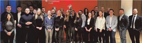  ?? FOTO: KREISSPARK­ASSE OSTALB ?? Die KMU-Studierend­en des sechsten Semesters der Hochschule Aalen mit dem Expertengr­emium und (vordere Reihe von rechts) Michael Kohn, Christian Kling, Tobias Schmid, Frank Reinhart und Holger Held.