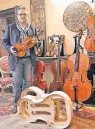  ??  ?? Geigenbaum­eister Giorgio Grisales in seinem Showroom.