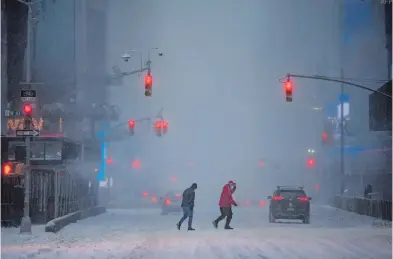  ?? AFP ?? la visibilida­d
La nieve y la ventisca cubrieron Times Square, en Nueva York, e impidieron
