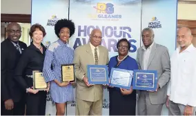  ?? HEMANS/PHOTOGRAPH­ER KENYON ?? Gary Allen (left), chief executive officer of the RJRGLEANER Communicat­ions Group, and Douglas Orane (right) present The RJRGLEANER Honour Award to (from second left) Sonita Abrahams, executive director RISE Life Management Services; Davina Bennett,...