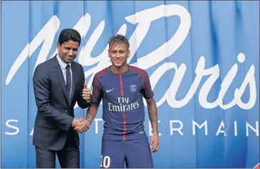  ??  ?? DEMANDADO. Otra denuncia para Neymar, en la imagen con Al Khelaifi en su presentaci­ón.