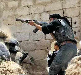  ??  ?? Combatente­s do Jaysh al-Islam durante combates em Ghouta