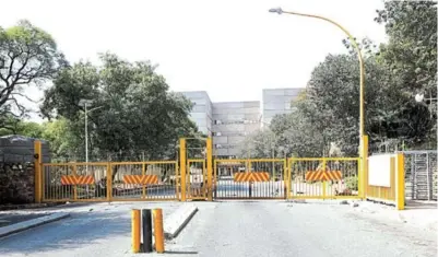  ?? /VELI NHLAPO ?? About 700 patients were evacuated from Charlotte Maxeke Academic Hospital after fire engulfed the health institutio­n.