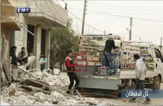  ?? EDLIB MEDIA CENTRE, THE ASSOCIATED PRESS ?? Syrian citizens load their belongings in a pickup as they flee their house, which was struck in Russian airstrikes, in Tel al-Toukan village, eastern Idlib province, Syria.