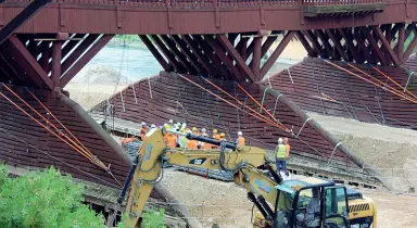  ??  ?? Tutto a rilento Il cantiere del Ponte degli Alpini: i lavori vanno avanti a singhiozzo da circa due anni