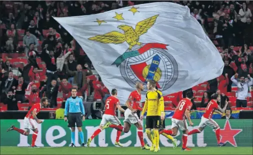  ??  ?? LOCURA EN LISBOA. Mitroglou celebra, perseguido por sus compañeros, el 1-0 que acerca al Benfica a los cuartos.