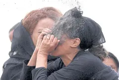  ?? REUTERS ?? Relative puts soil on her face as she mourns at the scene of the Ethiopian Airlines Flight ET 302 plane crash.