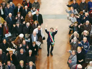  ??  ?? Il sindaco Nardella in mezzo alle 1.152 coppie sposate nel 1967 A destra, il cuore verde a piazzale Michelange­lo e le prime balaustre restaurate