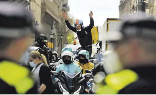  ?? Alejandro García / Efe ?? Un grup de ‘riders’ contraris a la nova regulació del sector protesten, ahir, als carrers de Barcelona.