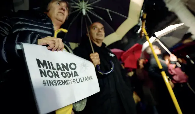  ??  ?? In piazza Partecipan­ti alla manifestaz­ione «Milano non odia. Insieme per Liliana», davanti al Memoriale della Shoah, in solidariet­à con la senatrice a vita Liliana Segre, l’11 novembre scorso a Milano